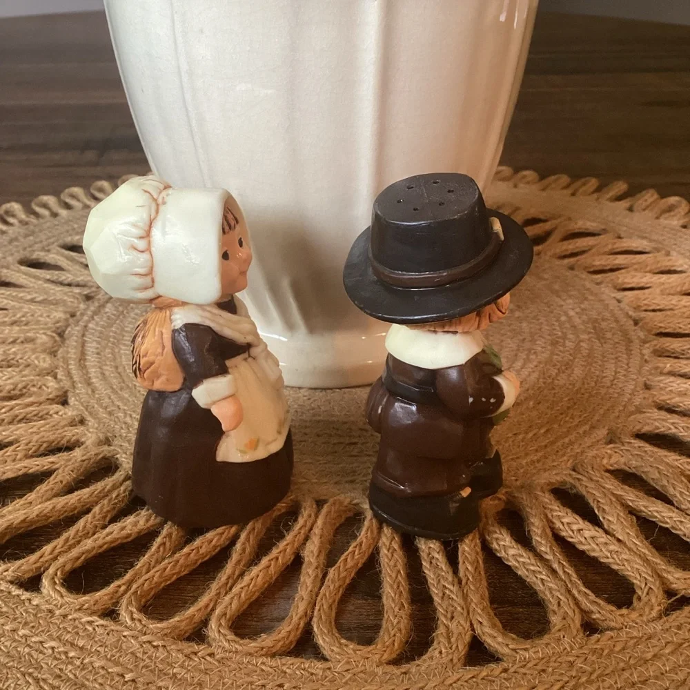 Vintage Hallmark Pilgrim Salt & Pepper Shakers Resin‎